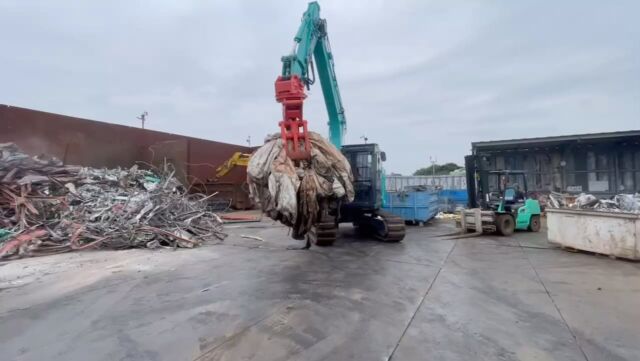 いつもイイね👍
フォローありがとうございます😊

ついに、やっと！？
新たな重機（KOBELCO製）を納入しました！

現場の作業効率も上がり、より良いサービスを提供して参ります⤴️⤴️

引き続き、皆様のお越しを心よりお待ち申し上げております🫡🫡

🔥共に働くメンバー大募集🔥

【資源と共に光ある未来をつくる】

サンビームではこの理念に共有し、実現に向け共に歩める仲間（作業員）を募集しています！🌟✨

興味のある方は、是非下記のホームページからお問い合わせください！📩💼

ご応募、お待ちしています！💫🌈

これからもできるだけ多くの方々に『リサイクル♻️』の素晴らしさや、『環境問題🌲』について考えるキッカケにしていただければ幸いです！

https://ironscrap-kaitori.com

古物商許可
建設業許可
収集運搬業
（神奈川・東京・埼玉・千葉）

#ビーチクリーン#ゴミ拾い#ボランティア#スクラップ#相模原#神奈川県#東京都#千葉県#埼玉#金属買取#銅#ステンレス#リサイクル#SDGs#環境問題#設備撤去#解体