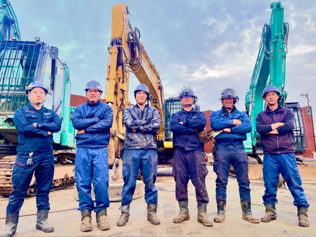 いつもイイね👍
フォローありがとうございます‼

さて！
本日は新生マテリアル工場チームのご紹介です。

若き工場長を筆頭に
お客様が気軽に安心して
スクラップをお持ち込みいただけるよう常に皆で意見を交わし成長できる非常に強いチームです💪

また、お客様のあらゆるニーズにお応え出来るよう専門的な知識を身につけ様々なご質問にも丁寧に分かりやすくご説明しております。

これからもマテリアル工場チームを宜しくお願いいたします。
皆様のお越しを心よりお待ちしております♪

お休みのお知らせ📢
⚠️明日11/16(土)定休日の為
お休みとさせていただきます。

皆様にはご迷惑をおかけいたしますが、ご理解とご協力の程宜しくお願い申し上げます🙇

それでは皆様良い週末を🫡

これからもできるだけ多くの方々に『リサイクル♻️』の素晴らしさや、『環境問題🌲』について考えるキッカケにしていただければ幸いです！

https://ironscrap-kaitori.com

古物商許可
建設業許可
収集運搬業
（神奈川・東京・埼玉・千葉）

#ビーチクリーン#ゴミ拾い#ボランティア#スクラップ#相模原#神奈川県#東京都#千葉県#埼玉#金属買取#銅#ステンレス#リサイクル#SDGs#環境問題#設備撤去#解体
#保護犬#保護猫#動物愛護#オフィスで野菜#ノベルティグッツ